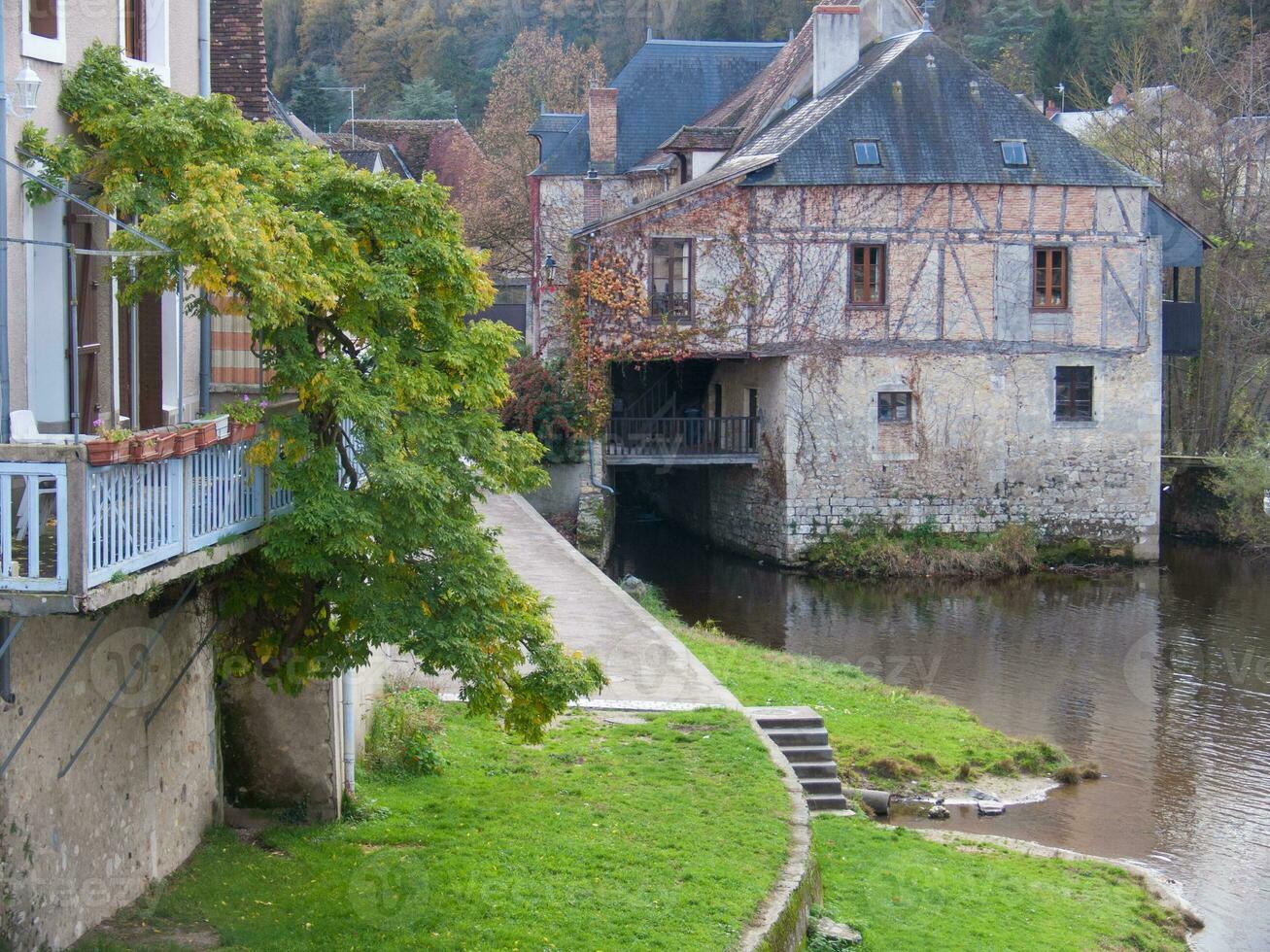 un' fiume in esecuzione attraverso un' città foto