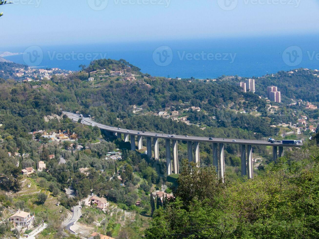 un' ponte al di sopra di un' fiume foto