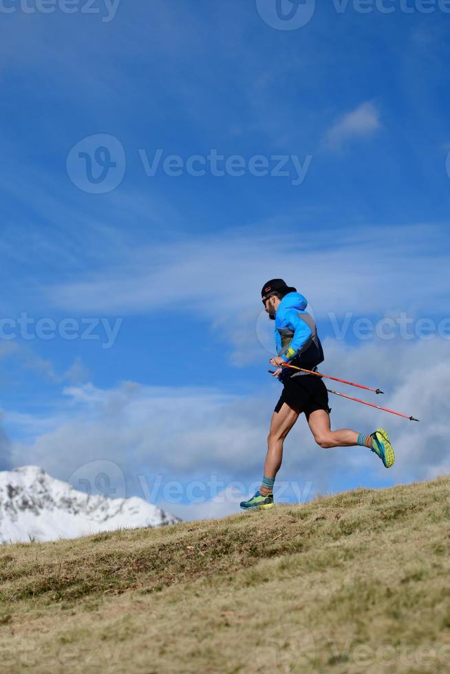 un uomo si allena per il trail ultra run in montagna foto