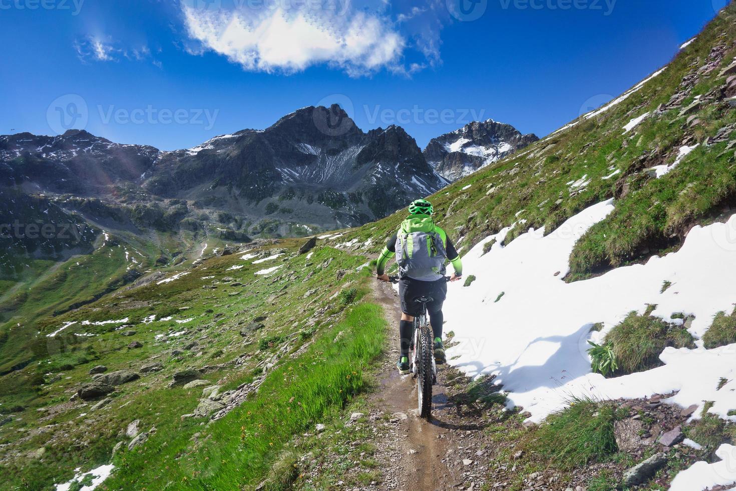 mountain bike in un piccolo e stretto sentiero di montagna foto