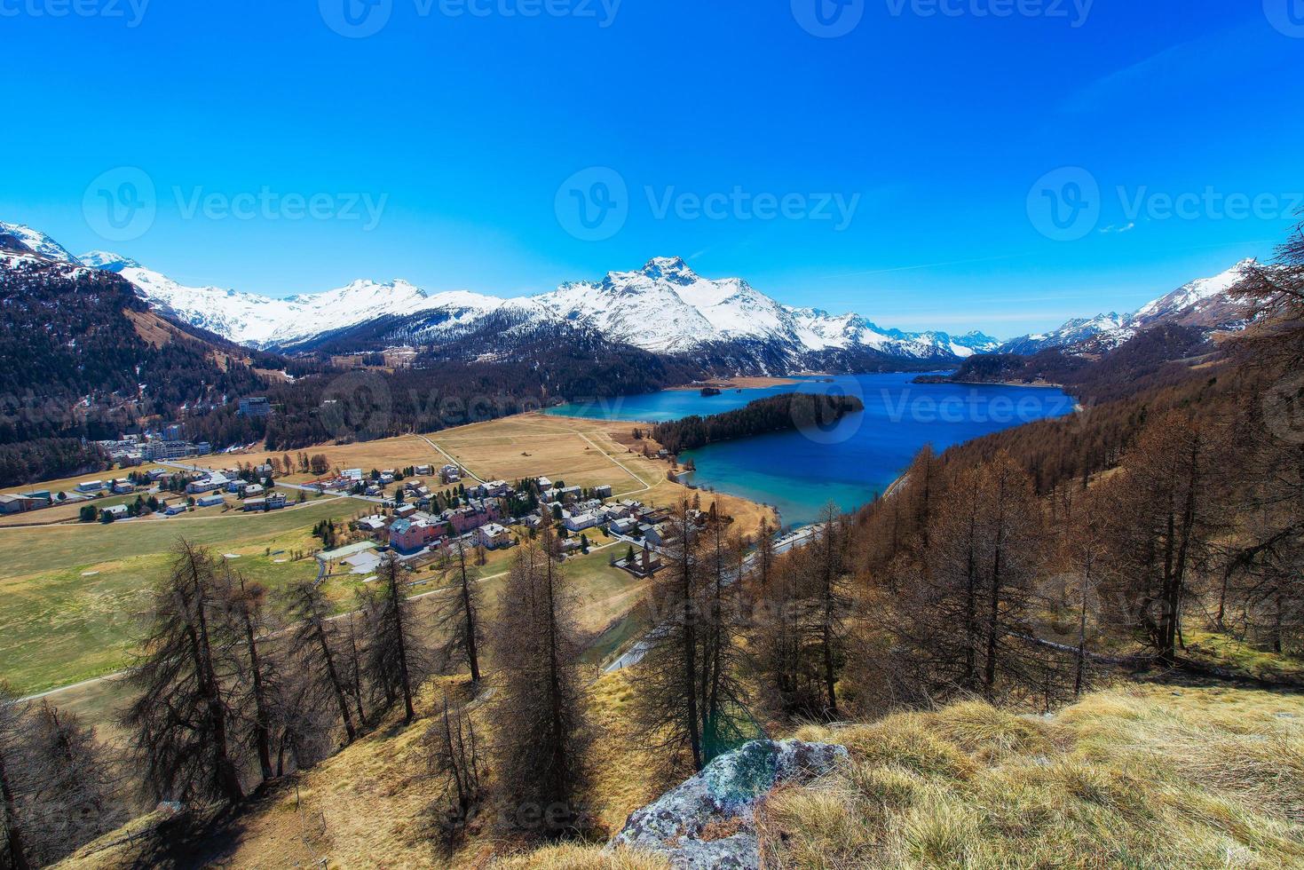 sils maria villaggio dell'Engadina vicino a saint moritz con il lago di sils foto