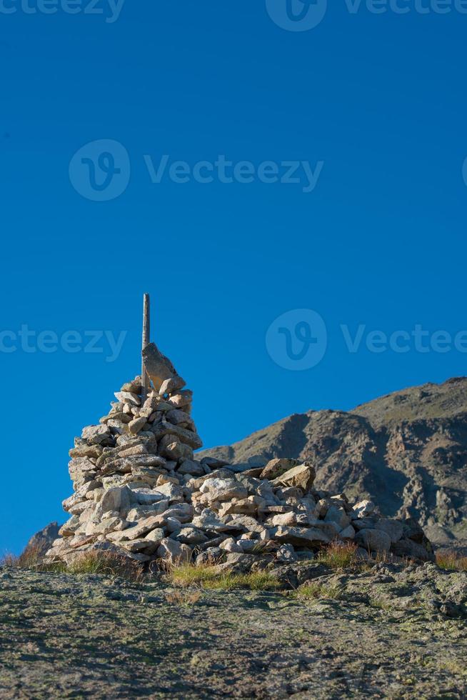 segno della retta via in alta montagna foto