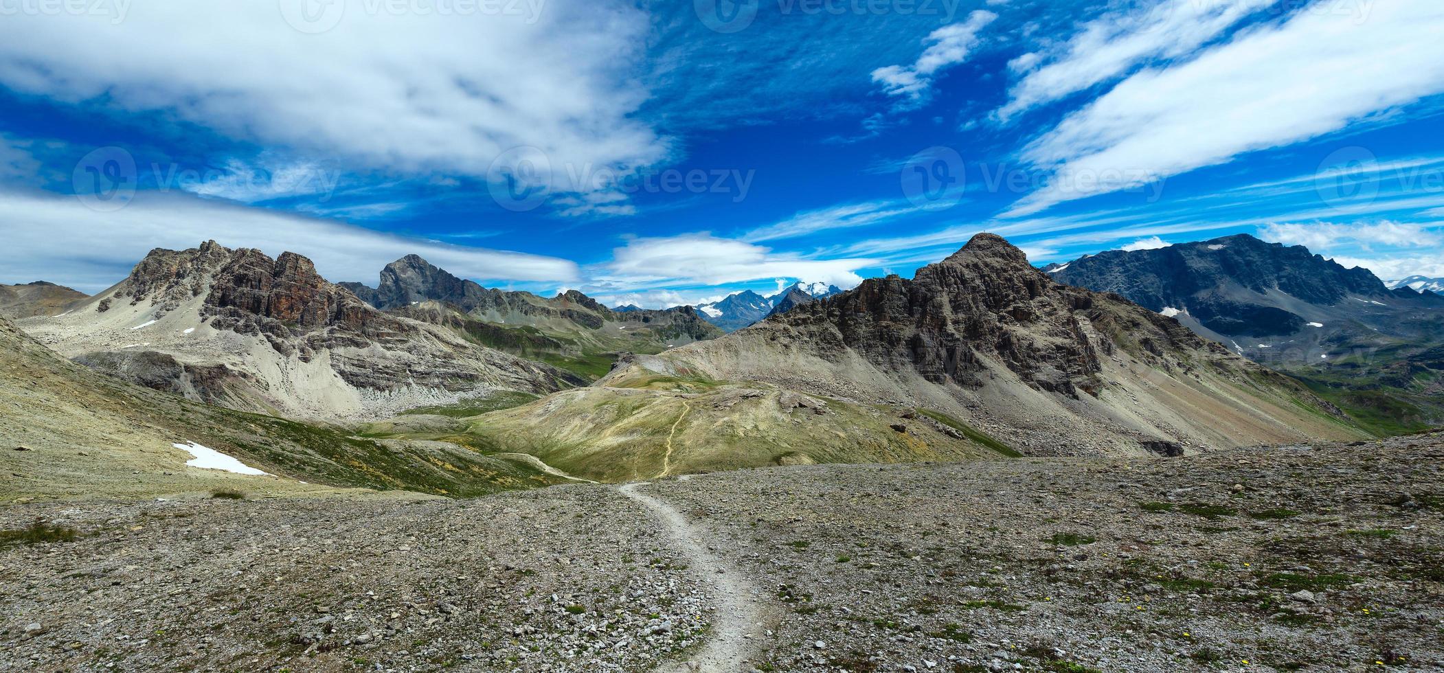 panorama di montagne con sentiero foto