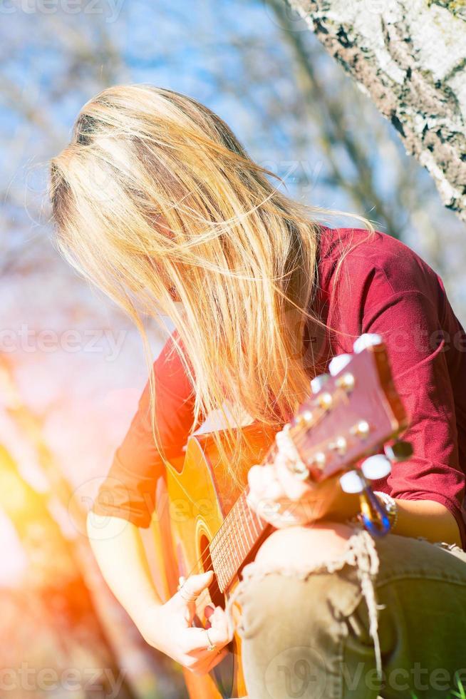 la ragazza suona la chitarra foto
