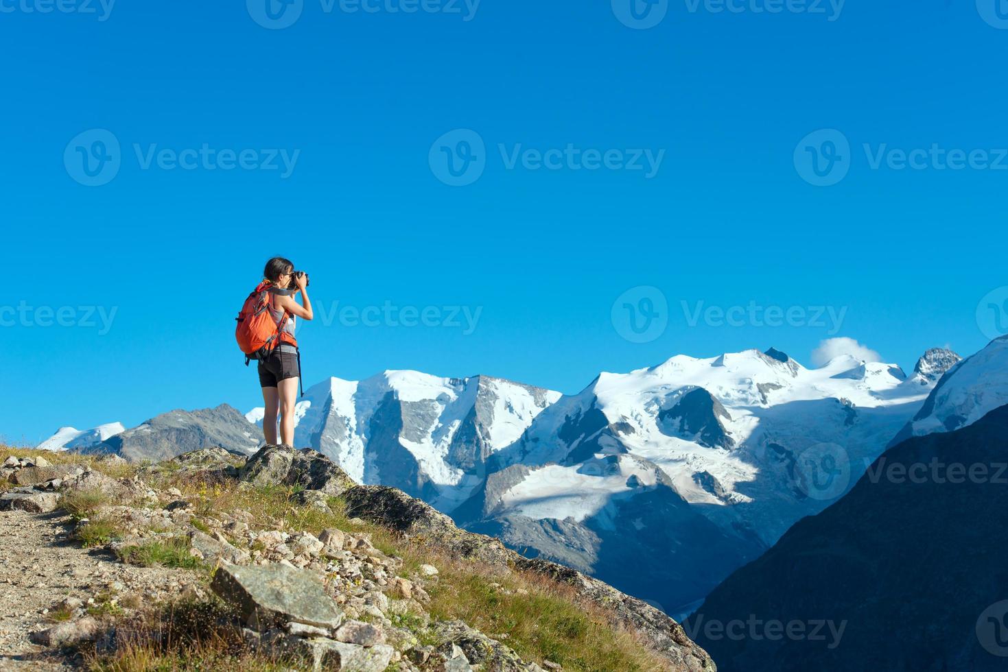 ragazza fotografa le alte montagne delle alpi foto