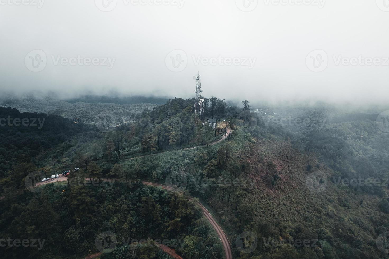 montagne e alberi verdi durante il giorno foto