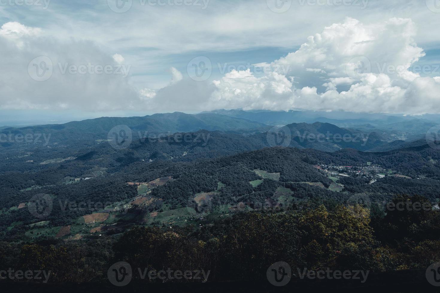 montagne e alberi verdi durante il giorno foto