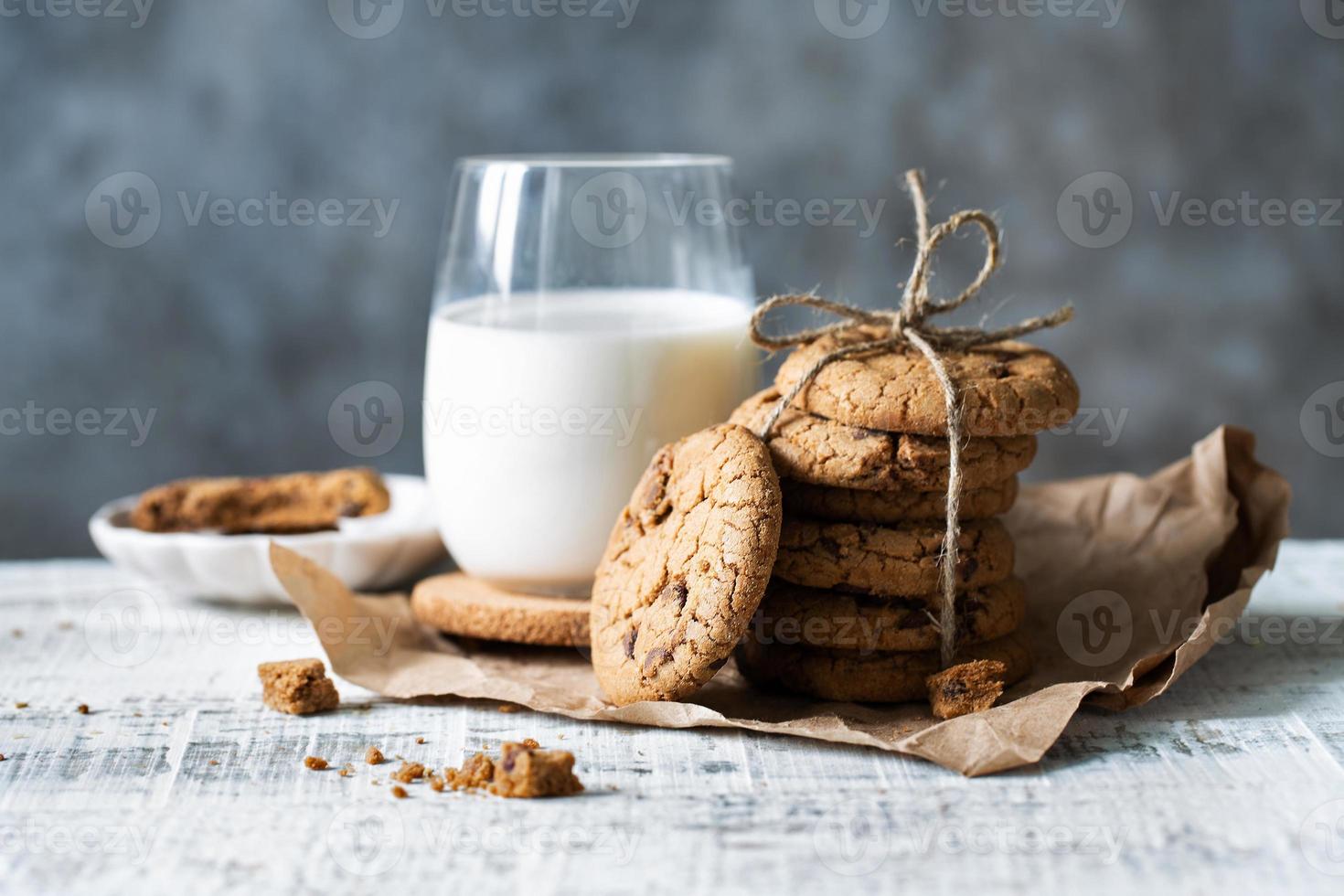 bicchiere di latte fresco e una pila di biscotti sul tavolo foto