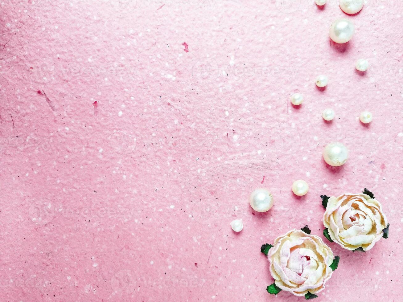 rosa sfondo con perle e Rose. superiore Visualizza con copia spazio foto