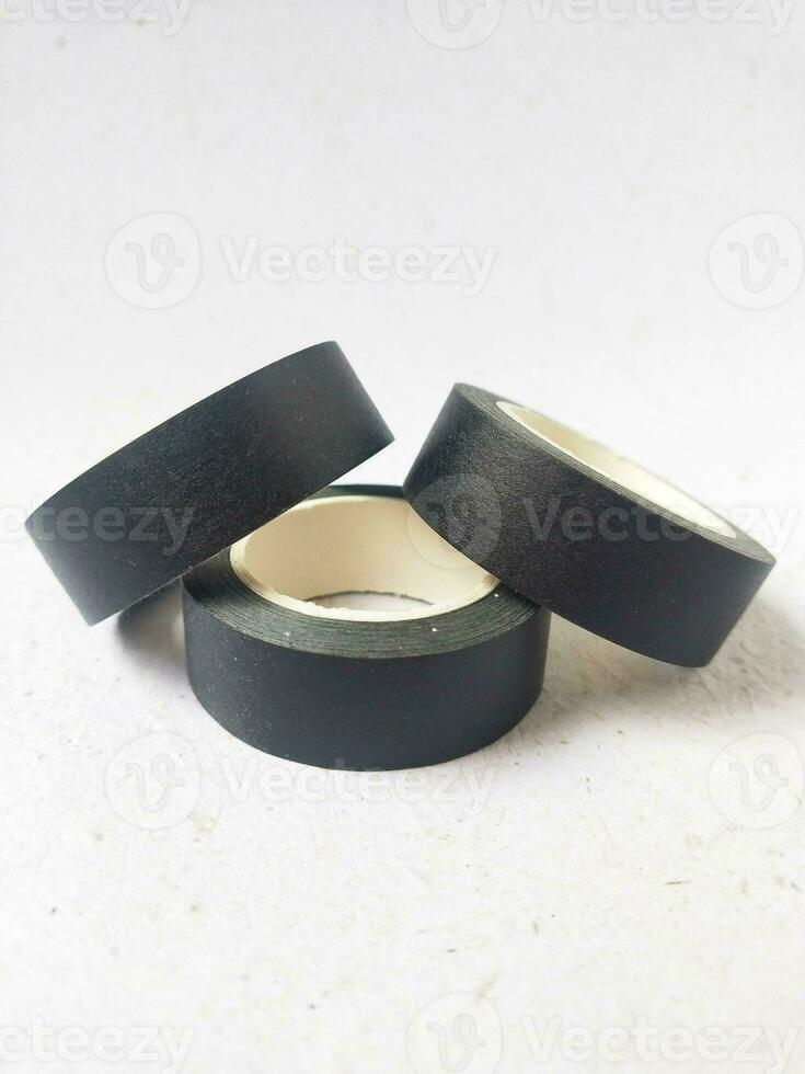 nero carta washi nastro rotolo con adesivo nastro isolato su bianca sfondo foto