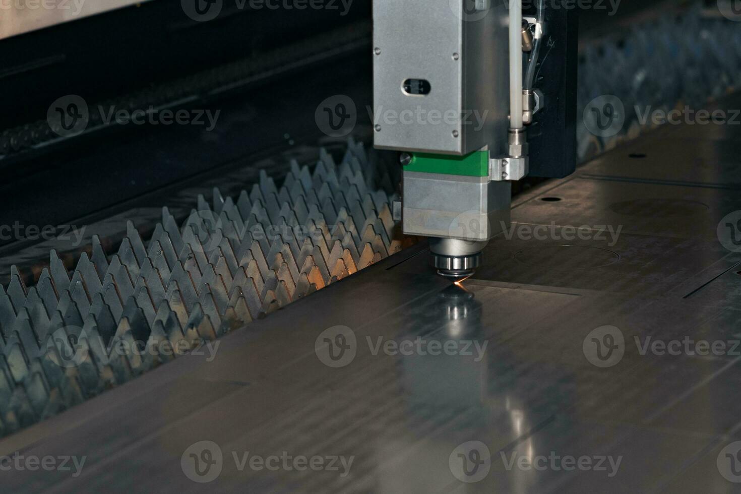 industriale laser fresa durante metallo foglio in lavorazione foto
