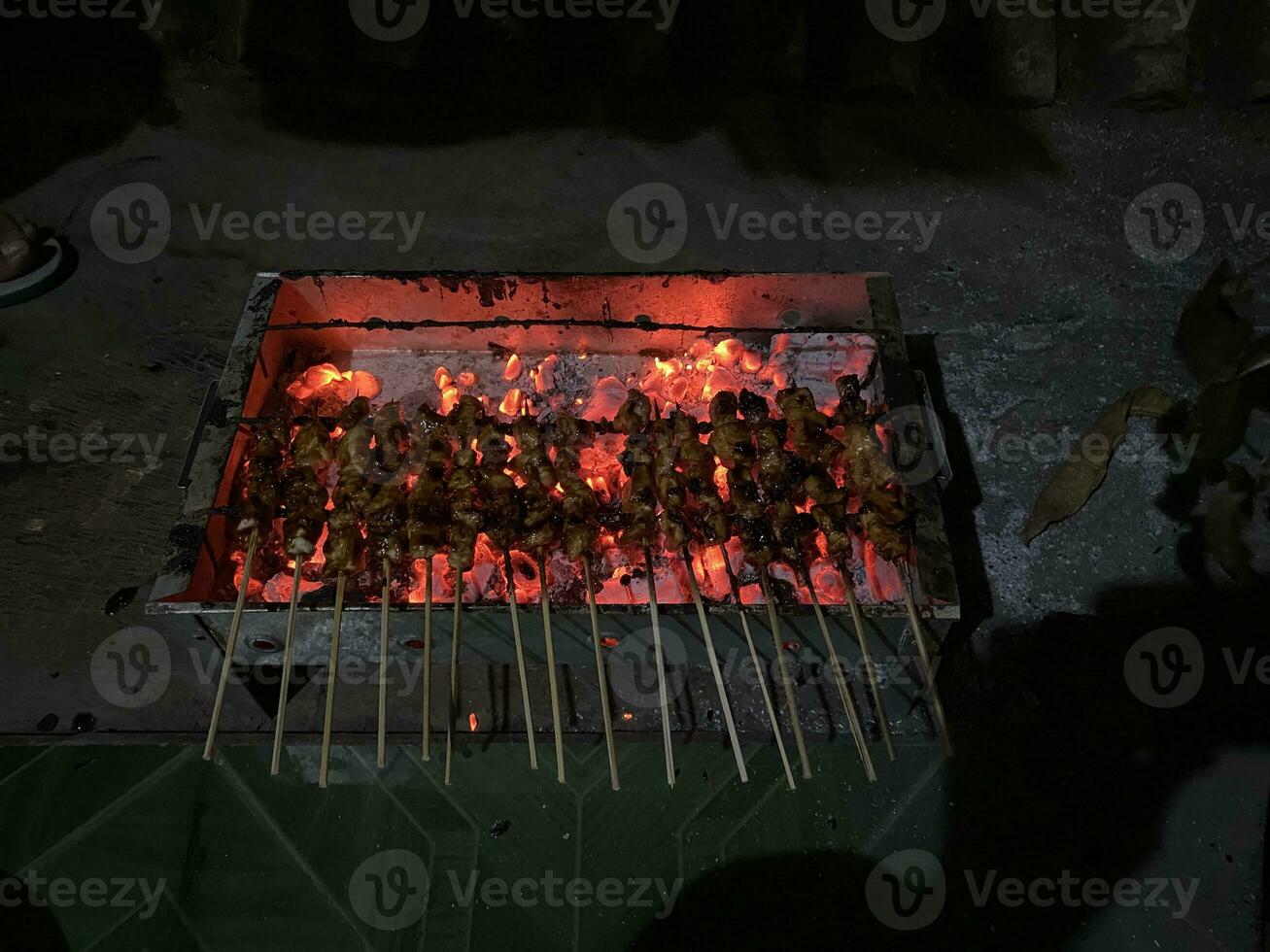 grigliate pollo satay con un' carbone fuoco. foto