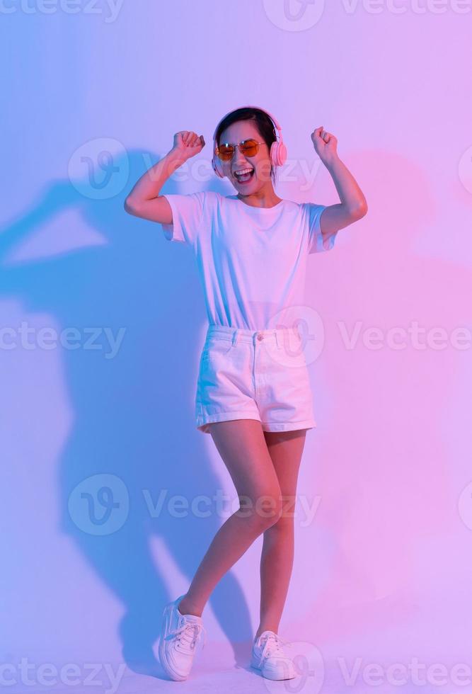 giovane donna asiatica che fa esercizio su sfondo bianco foto