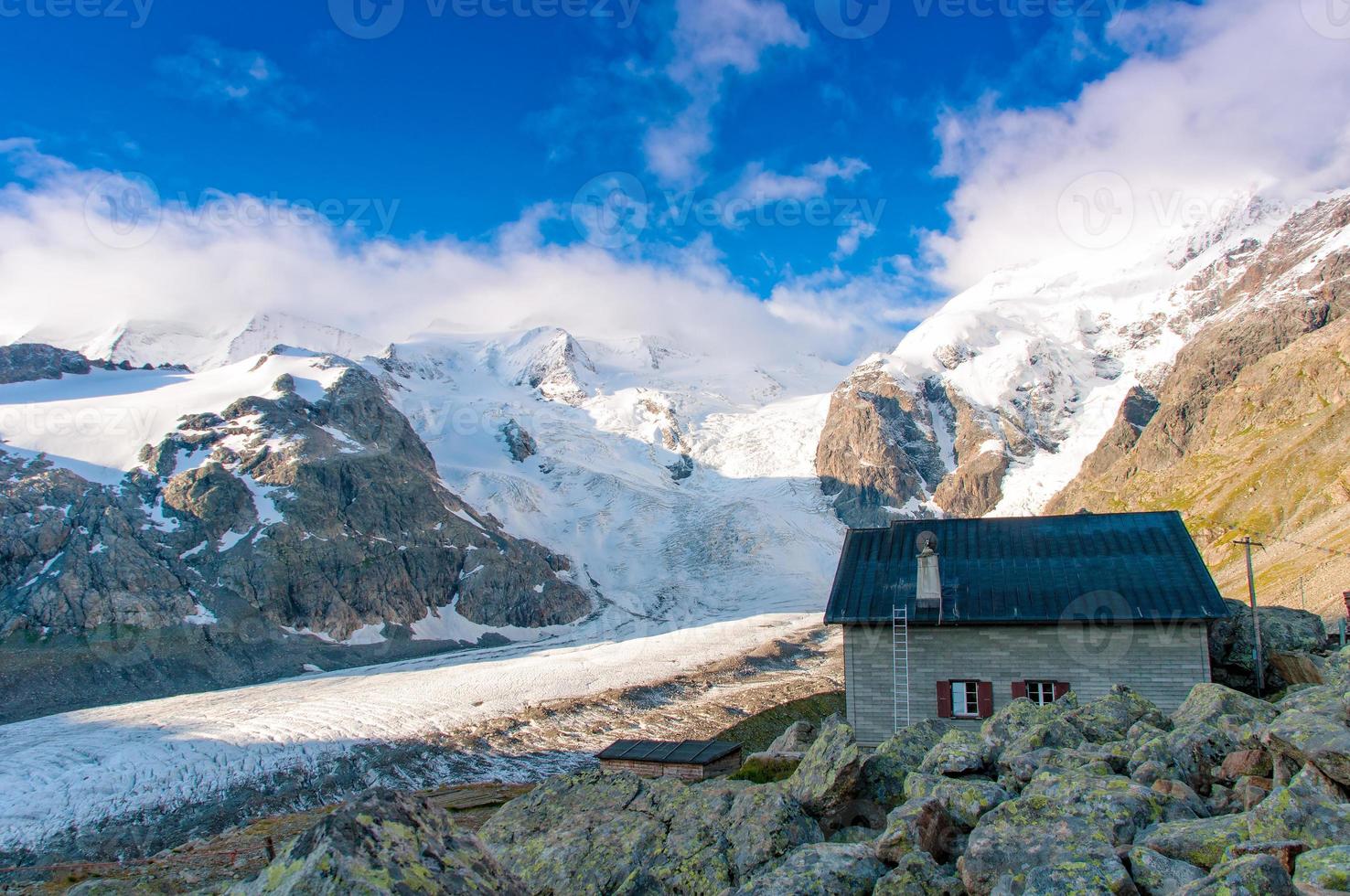 rifugio alpino sopra il ghiacciaio foto