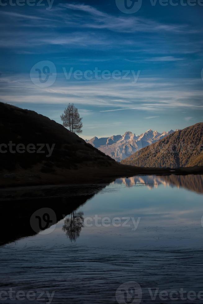 lago alpino nelle alpi italiane foto