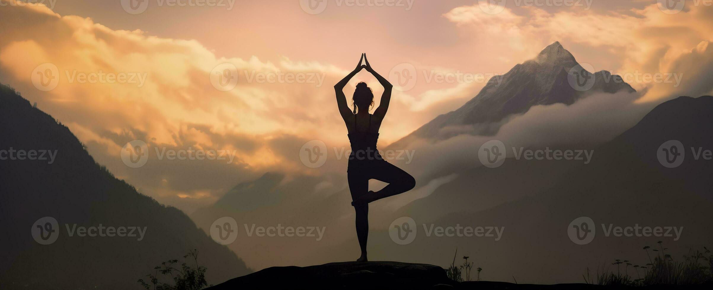 ai generato silhouette di un' donna praticante yoga nel il vertice con montagna sfondo. ai generato foto