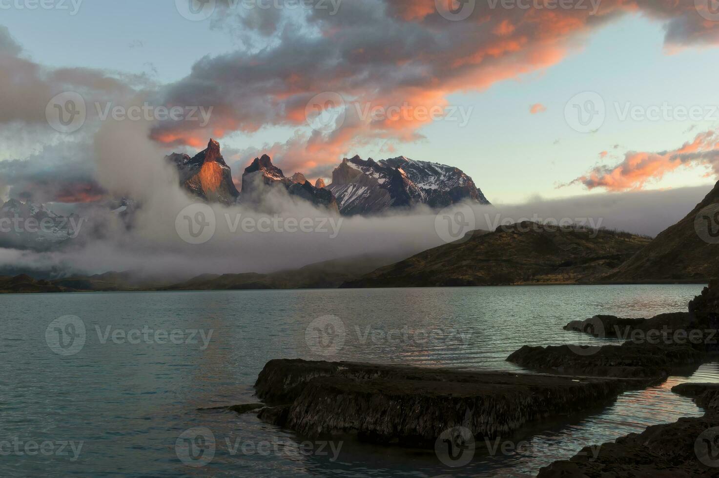 Alba al di sopra di Cuernos del dolore, torres del paine nazionale parco e lago pehoe, cileno patagonia, chile foto