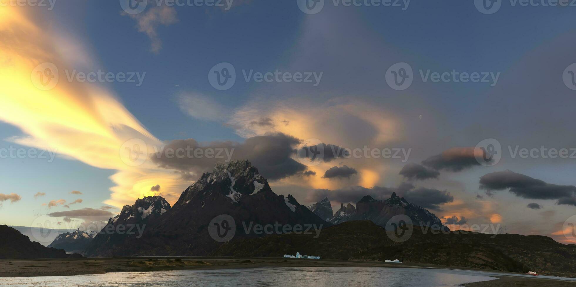 Cuernos del paine e Lago grigio a tramonto, torres del paine nazionale parco, cileno patagonia, chile foto