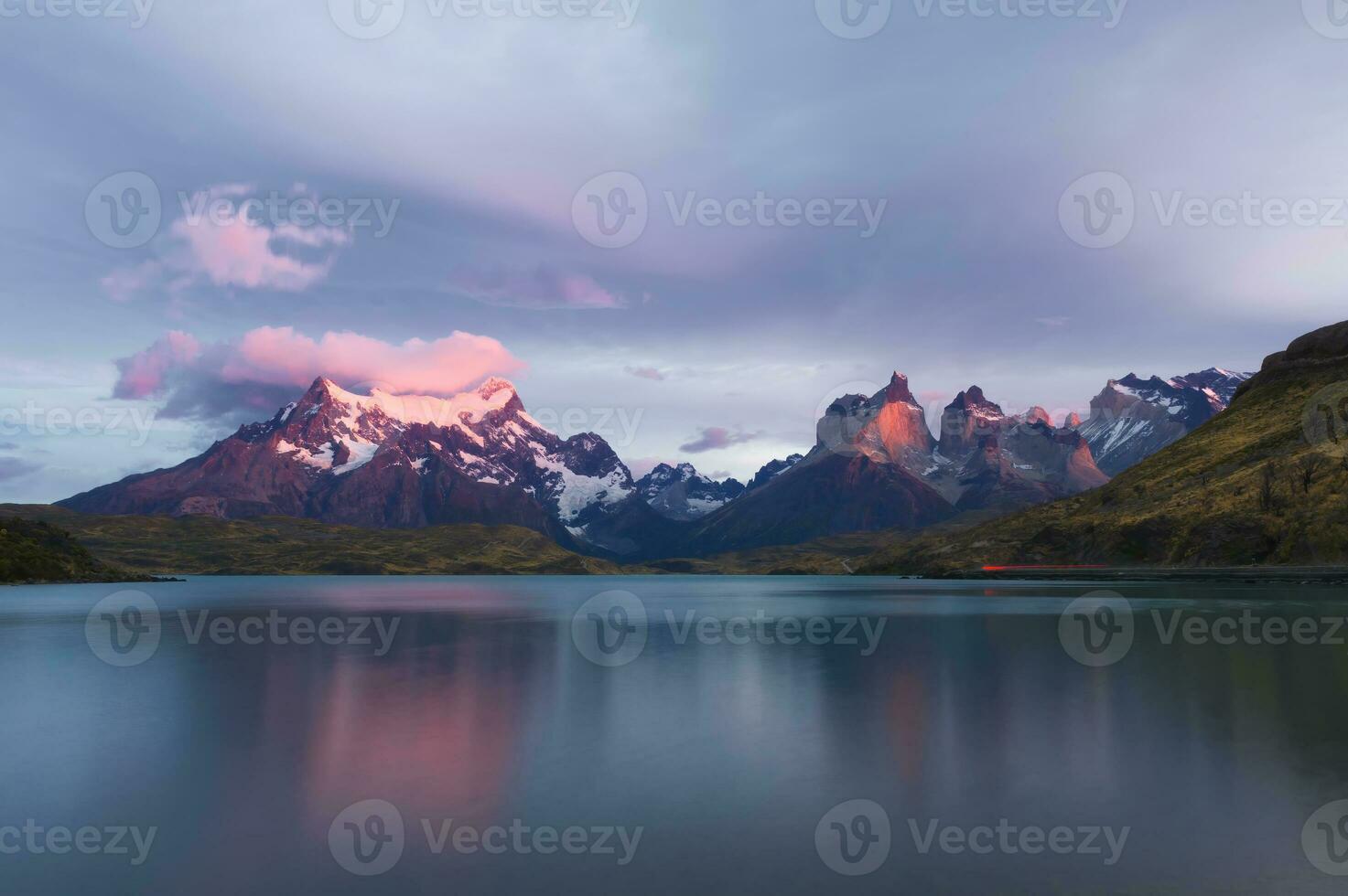 Alba al di sopra di Cuernos del paine e lago pehoe, torres del paine nazionale parco, cileno patagonia, chile foto