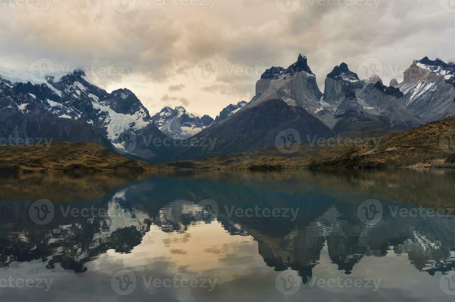 Cuernos del paine riflettendo nel lago pehoe, torres del paine nazionale parco, cileno patagonia, chile foto