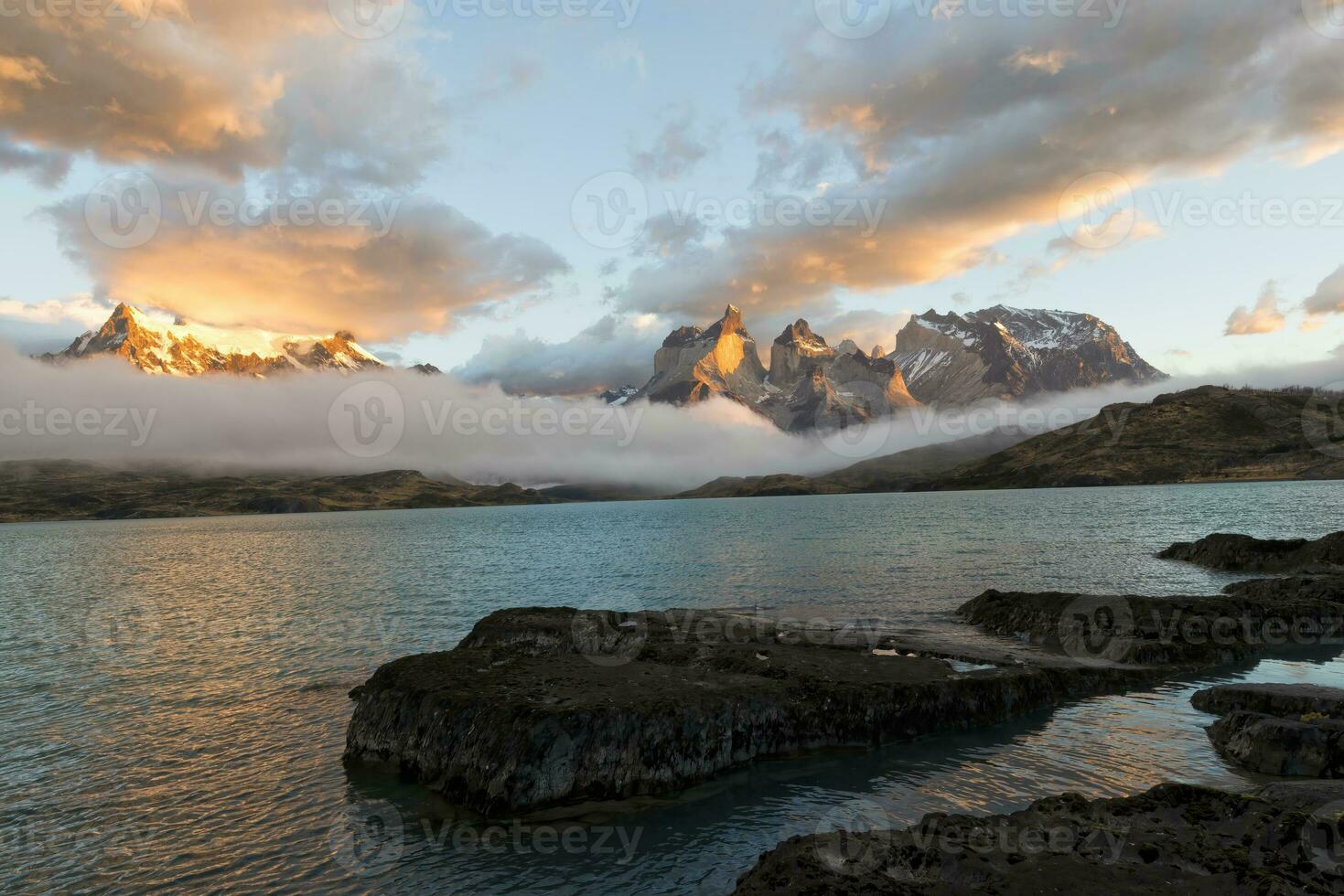 Alba al di sopra di Cuernos del paine e lago pehoe, torres del paine nazionale parco, cileno patagonia, chile foto
