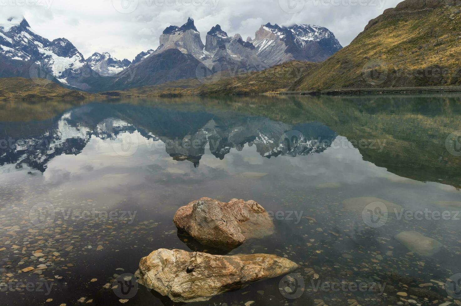 Cuernos del paine riflettendo nel Lago pehoe, torres del paine nazionale parco, cileno patagonia, chile foto