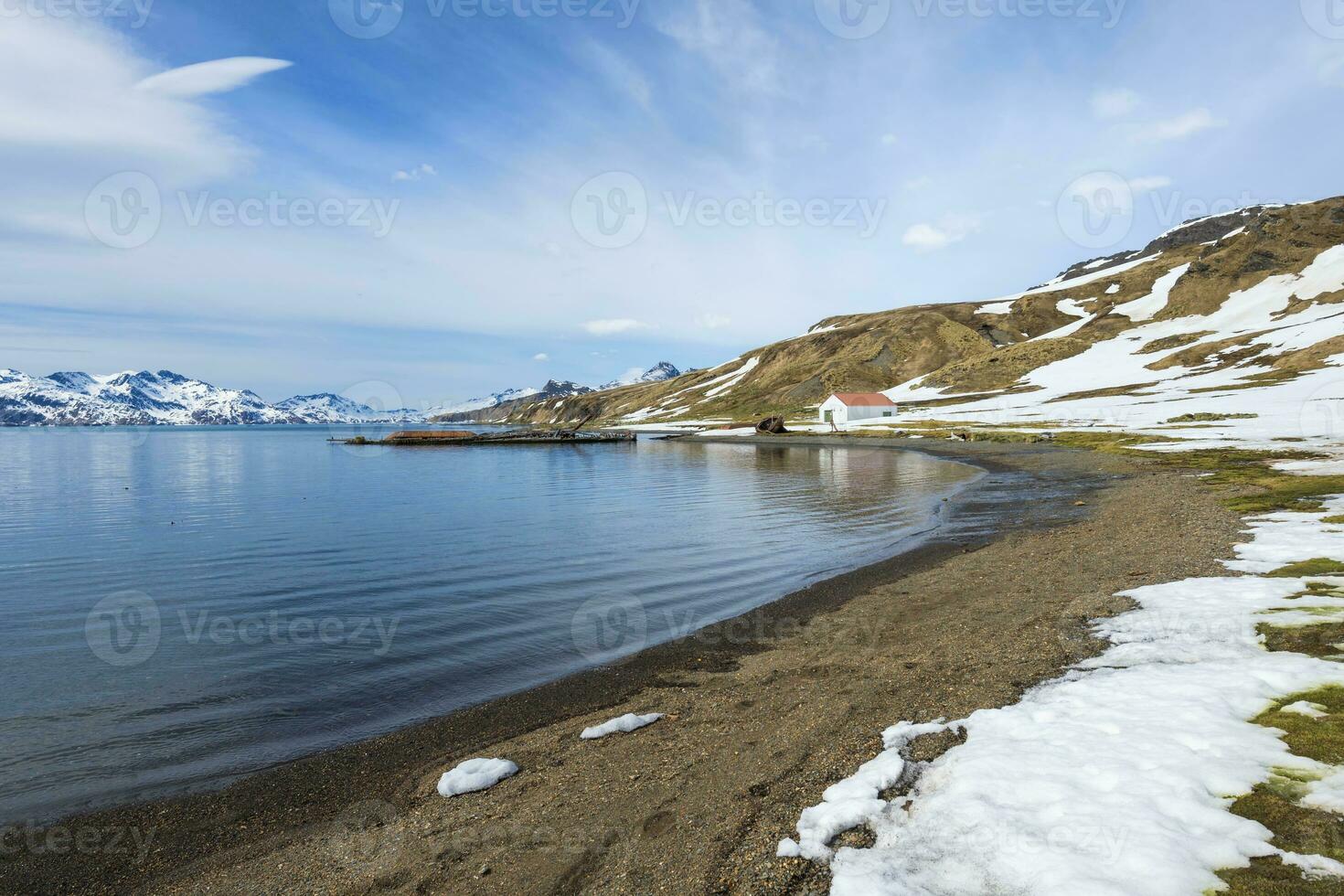 re edward spiaggia baia sotto neve, ex grytviken caccia alla balena stazione, Sud Georgia, Sud Georgia e il Sandwich isole, Antartide foto