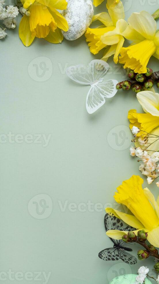 primavera fiori ans Pasqua uova confine su verde sfondo con copia spazio. Pasqua saluto carta modello foto