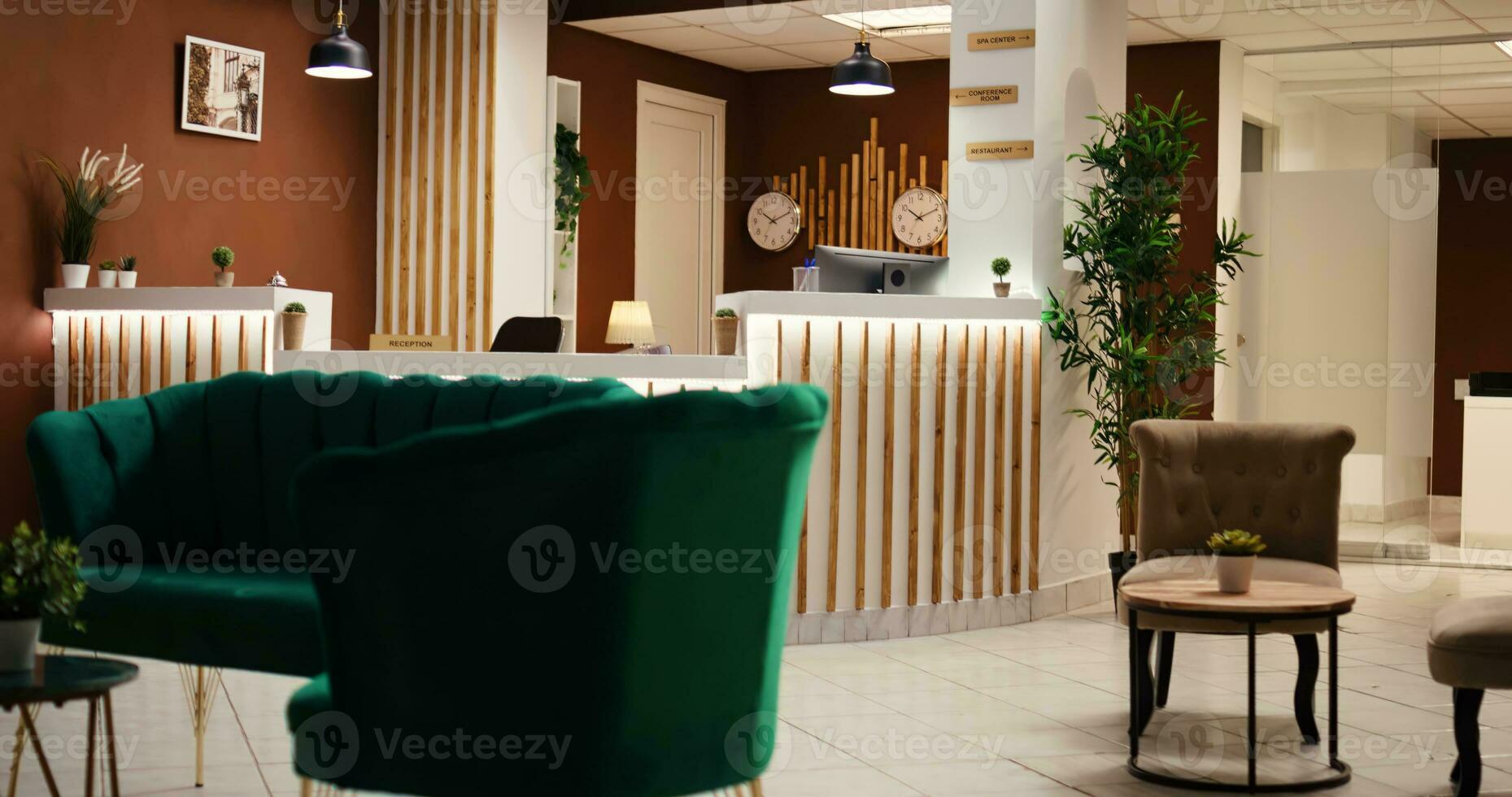 largo angolo gru tiro di vuoto Hotel foyer con dai un'occhiata nel davanti ricezione scrivania. moderno elegante viaggio vacanza alloggio sala interno con elegante verde mobilia pronto per benvenuto turisti foto