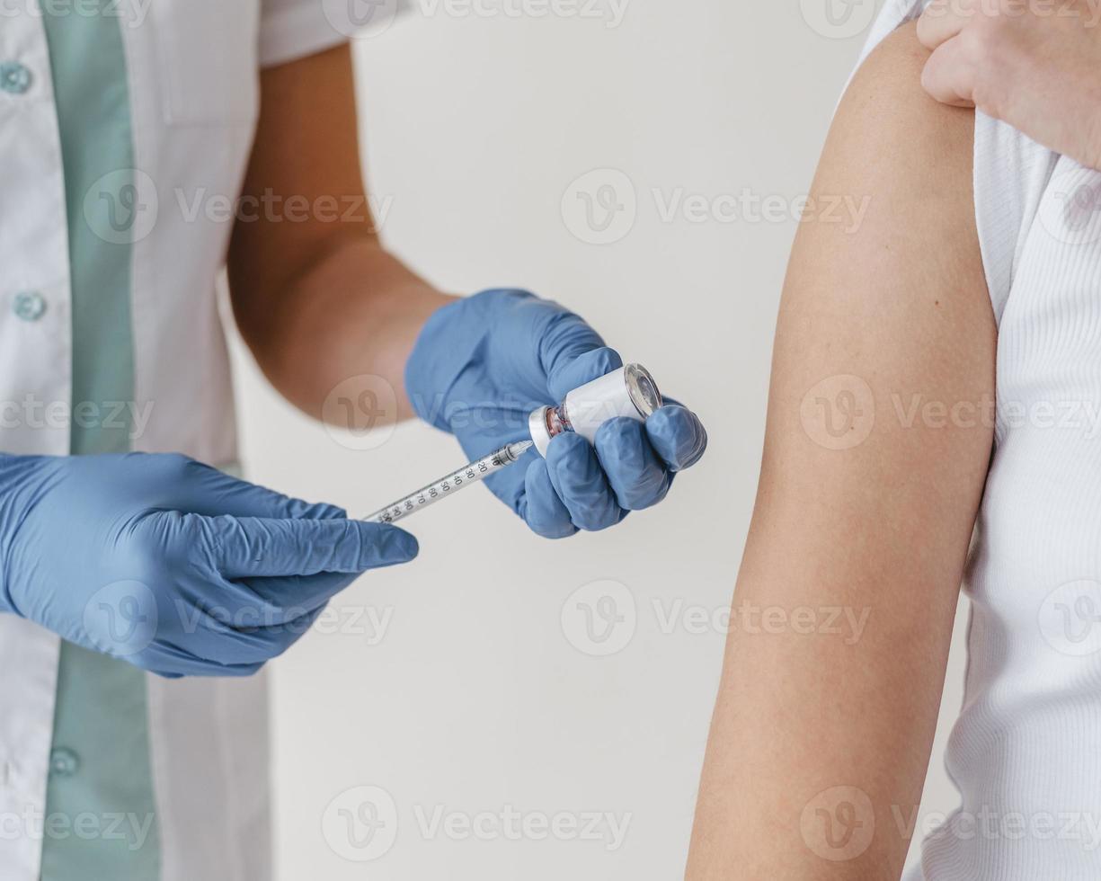 paziente che si prepara a farsi vaccinare foto