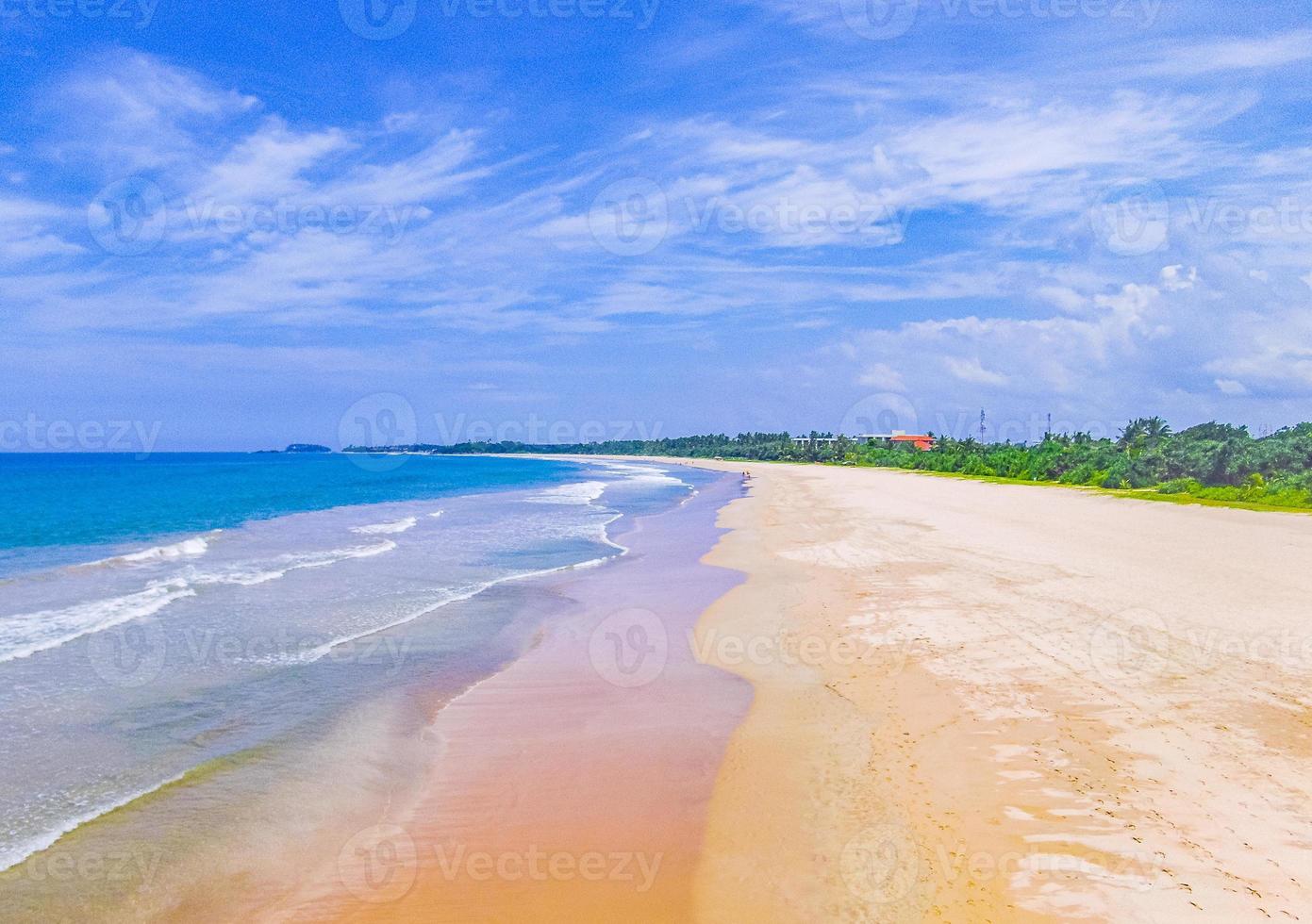 bellissimo panorama colorato al tramonto dalla spiaggia di bentota sri lanka foto