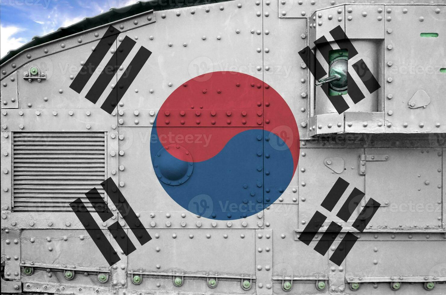 Sud Corea bandiera raffigurato su lato parte di militare blindato serbatoio avvicinamento. esercito forze concettuale sfondo foto