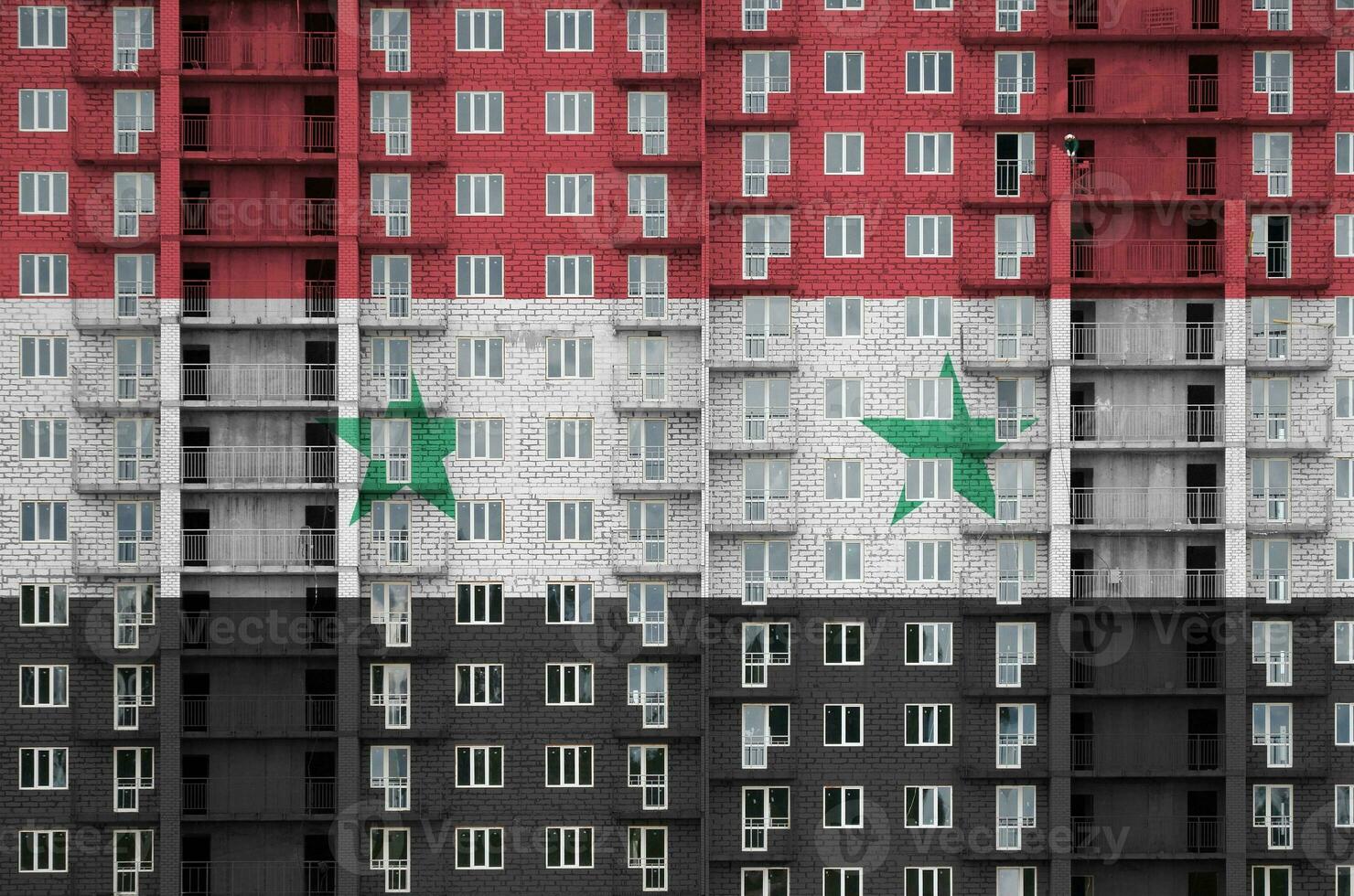 Siria bandiera raffigurato nel dipingere colori su multipiano residenziale edificio sotto costruzione. strutturato bandiera su mattone parete sfondo foto