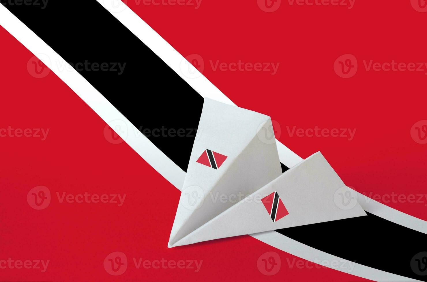 trinidad e tobago bandiera raffigurato su carta origami aereo. fatto a mano arti concetto foto