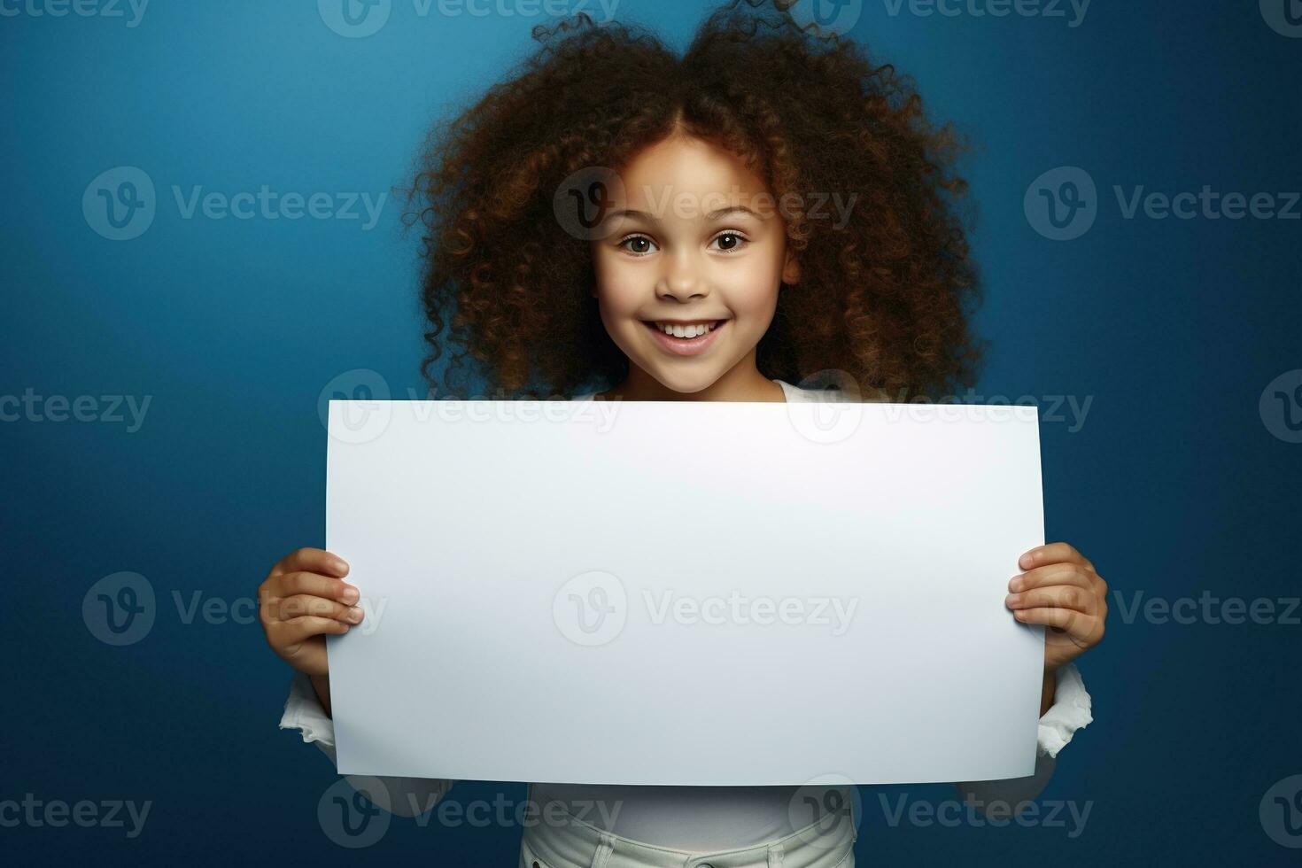 ai generato carino poco ragazza Tenere vuoto bianca foglio di carta nel sua mani foto