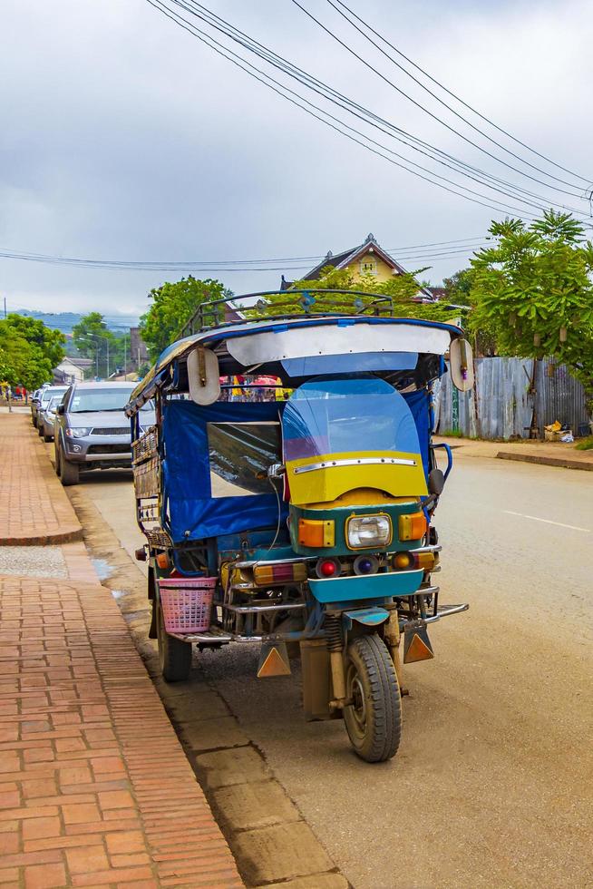 tipico vecchio risciò tuk tuk colorato a luang prabang laos. foto