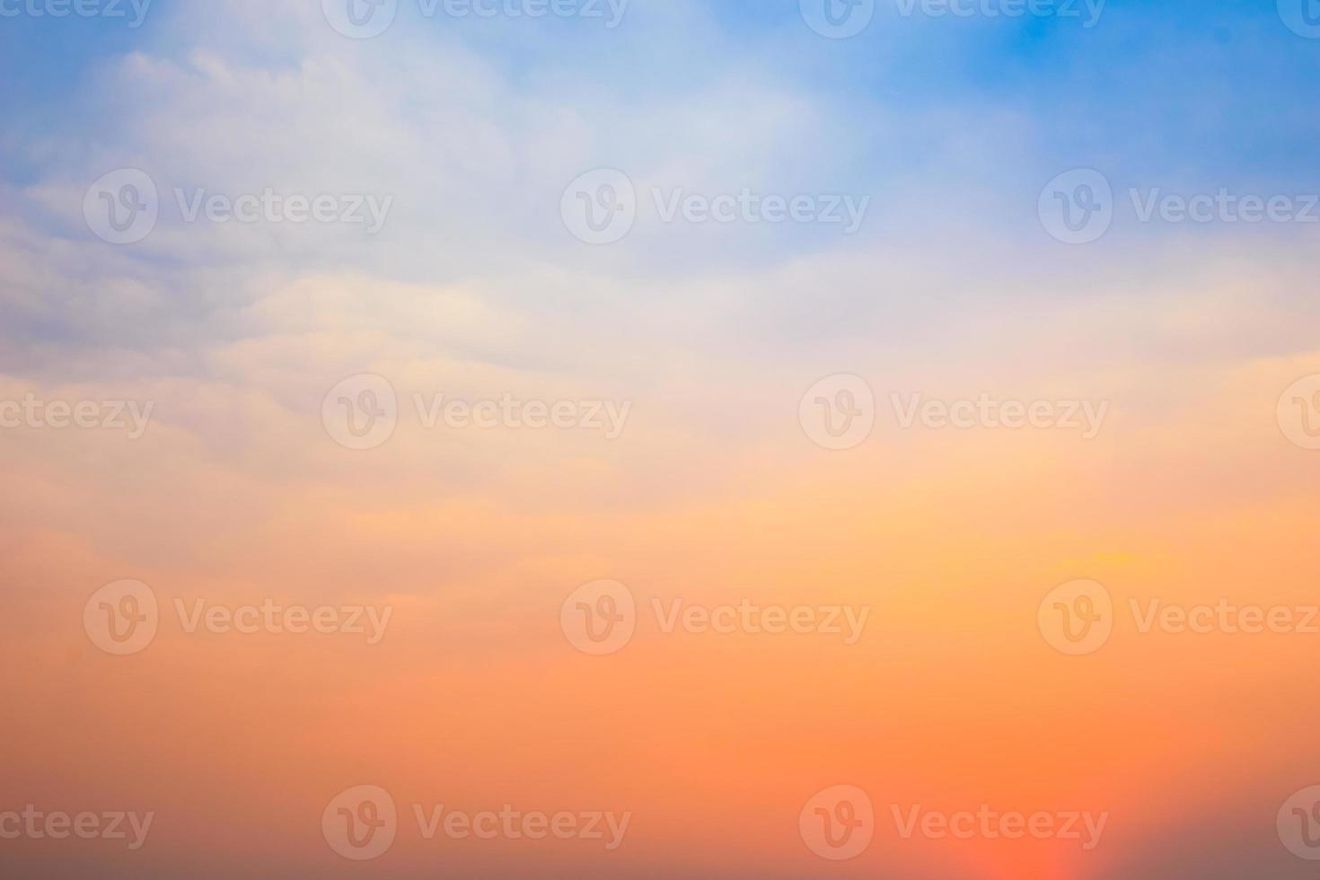 bel cielo nuvoloso e sfondo del sole foto