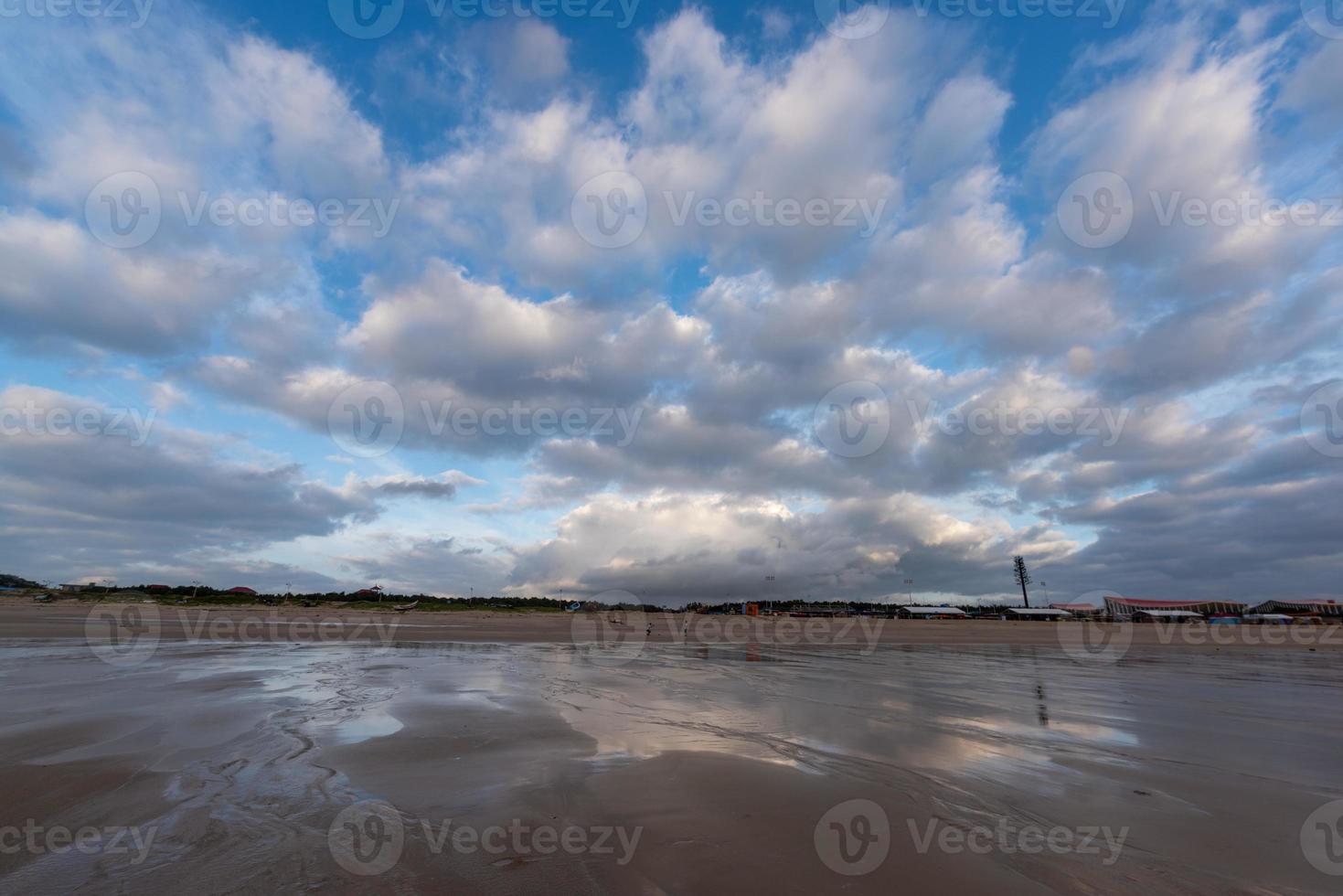 il cielo è coperto di nuvole scure e la spiaggia è nuvolosa foto