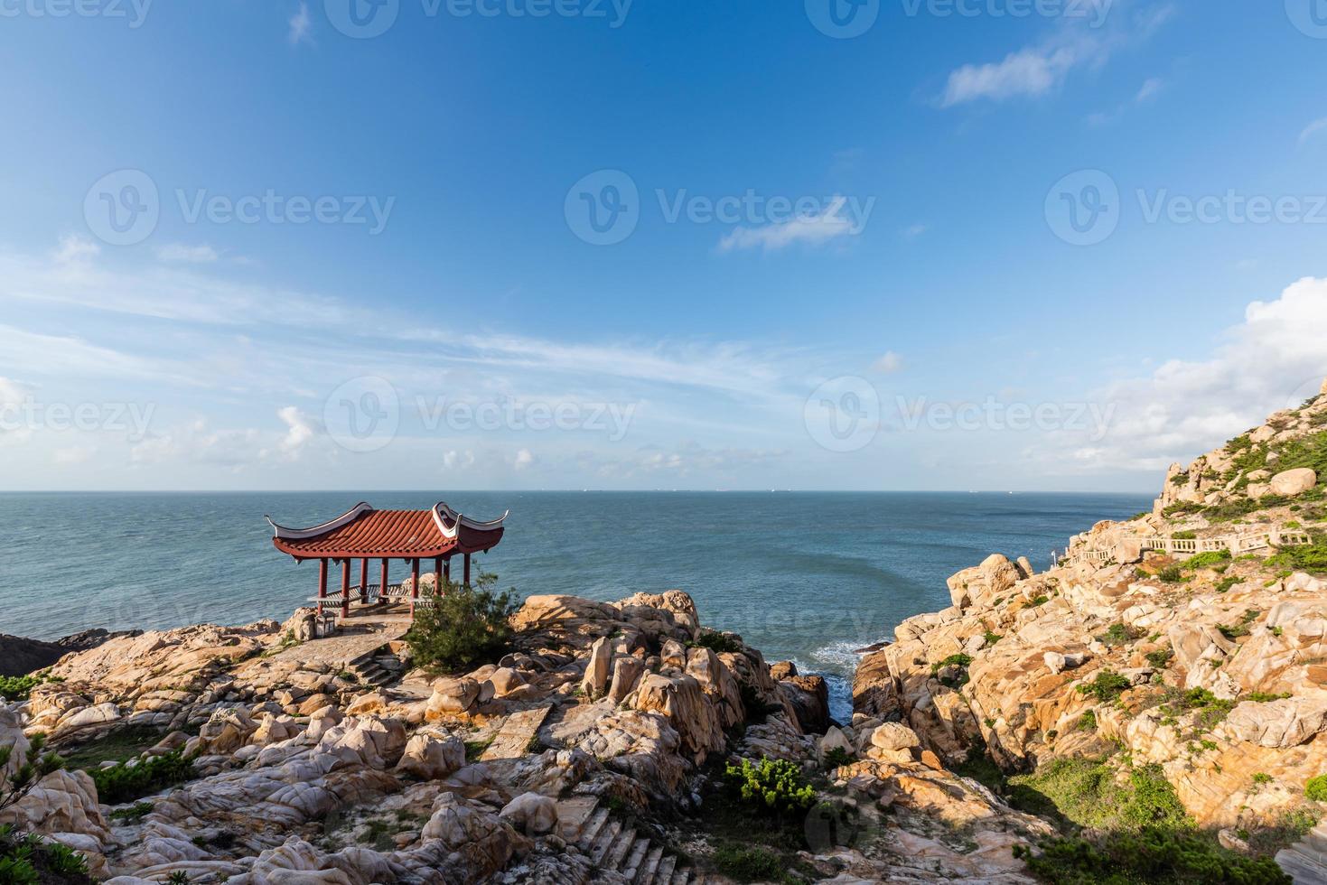 pietre di varie forme erose dal mare sotto il cielo azzurro foto