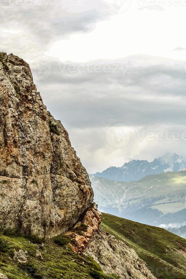 batcondi kumrat valle bellissimo paesaggio vista sulle montagne foto