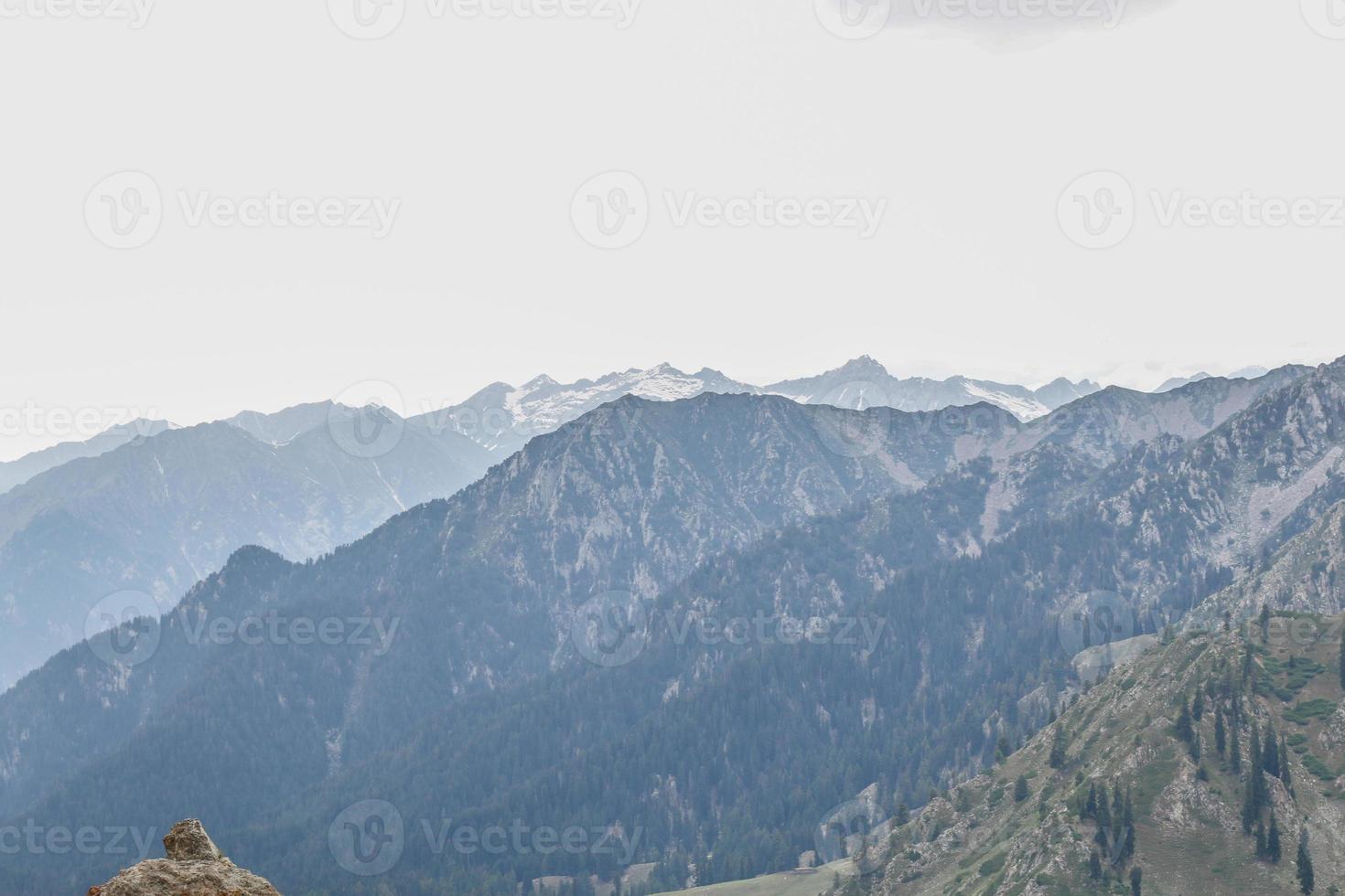 valle di kumrat bellissimo paesaggio vista sulle montagne foto