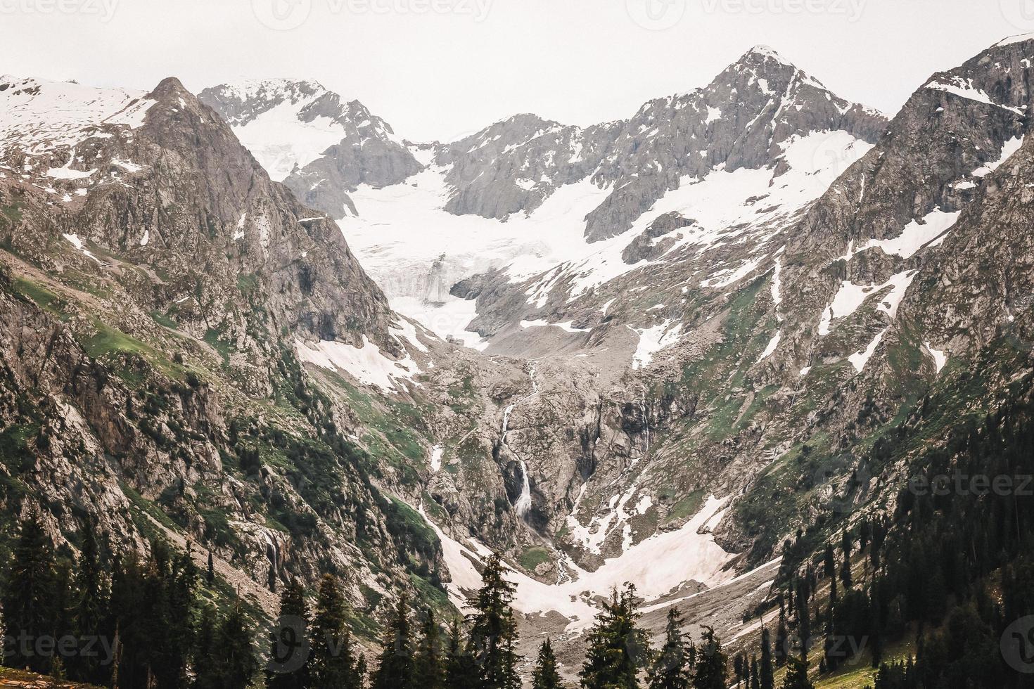 kumrat valley jazz banda bellissimo paesaggio vista sulle montagne foto