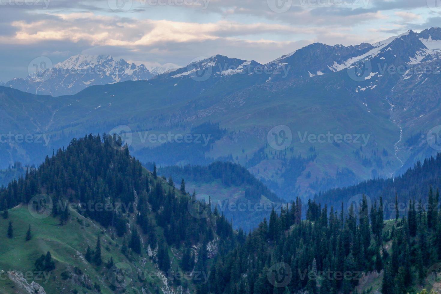 valle di kumrat bellissimo paesaggio vista sulle montagne foto