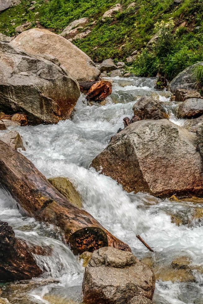 cascata della valle di kumrat bellissimo paesaggio vista sulle montagne foto