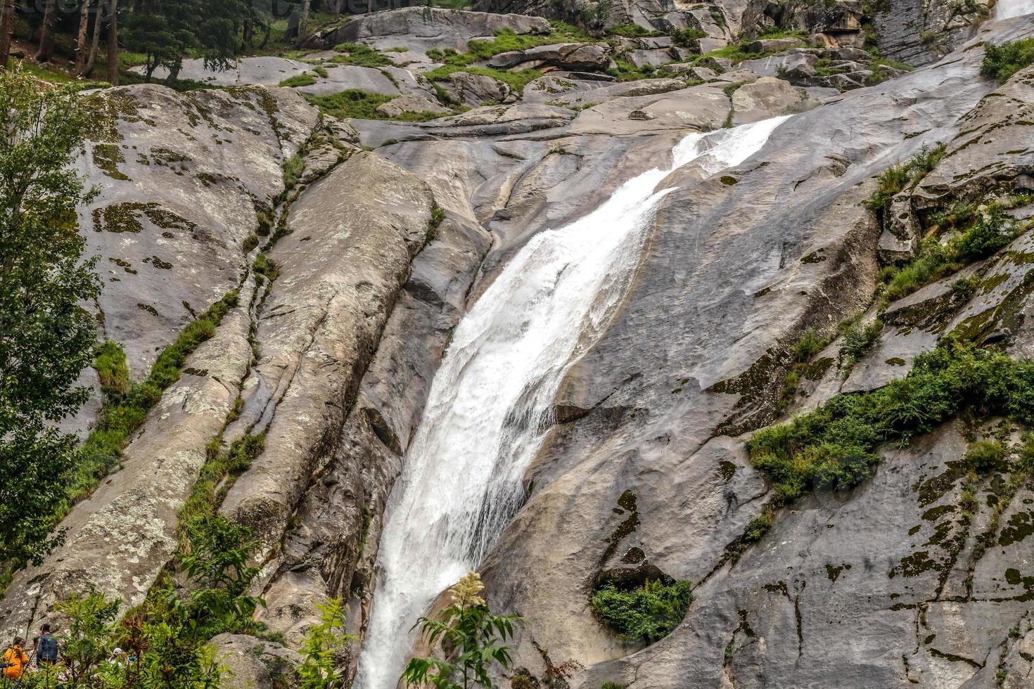 cascata della valle di kumrat bellissimo paesaggio vista sulle montagne foto