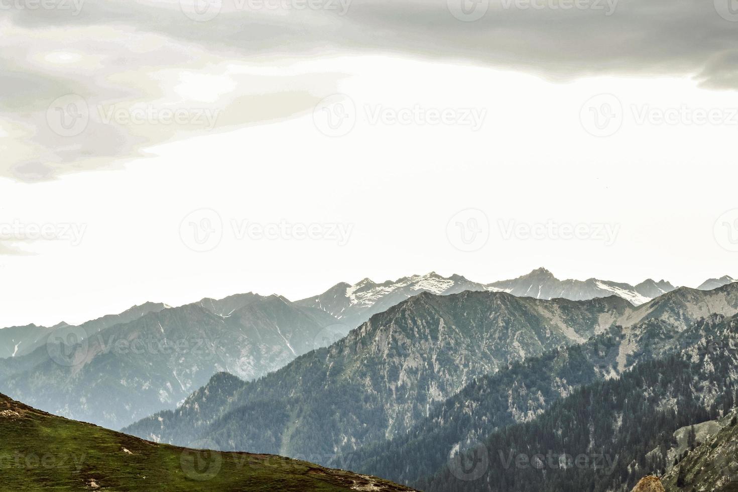 batcondi kumrat valle bellissimo paesaggio vista sulle montagne foto