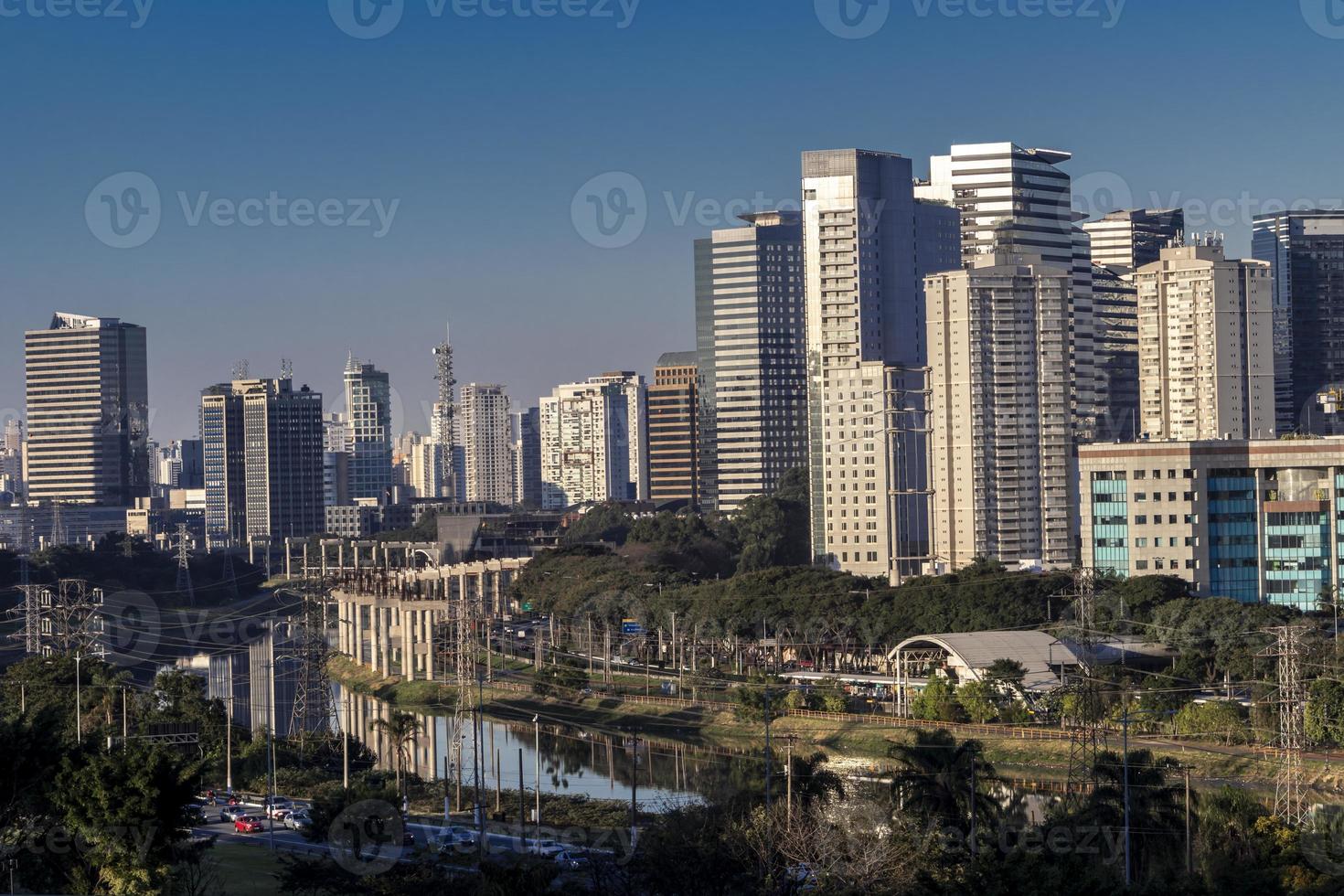 skyline della città, con viale marginale e fiume pinheiros in primo piano, nella zona sud di san paolo, brasile foto