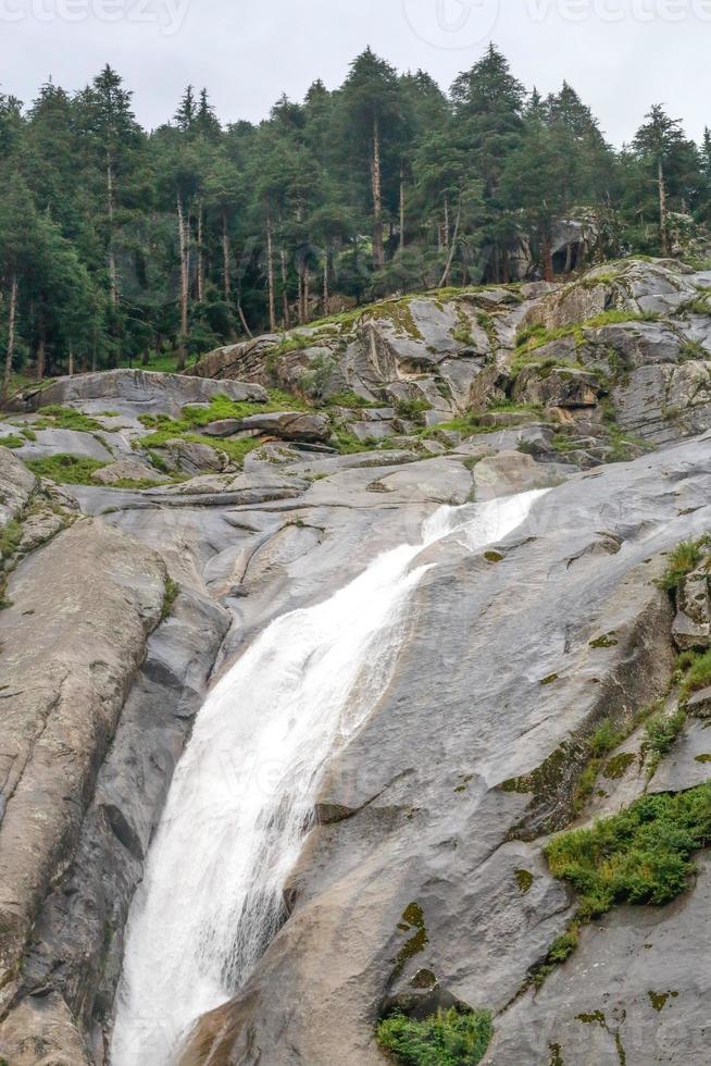 cascata della valle di kumrat bellissimo paesaggio vista sulle montagne foto