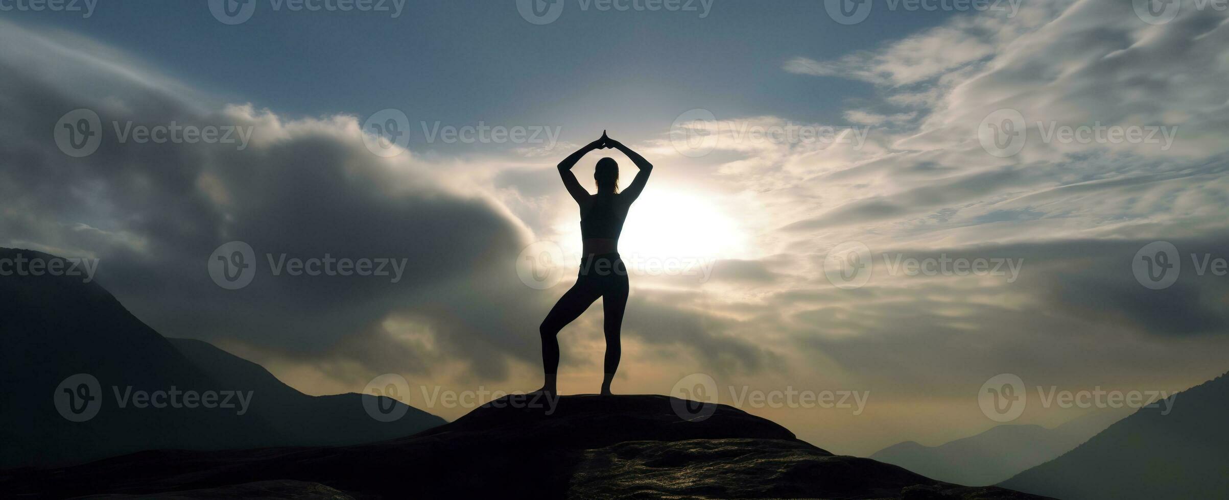 ai generato silhouette di un' donna praticante yoga nel il vertice con montagna sfondo. ai generato foto