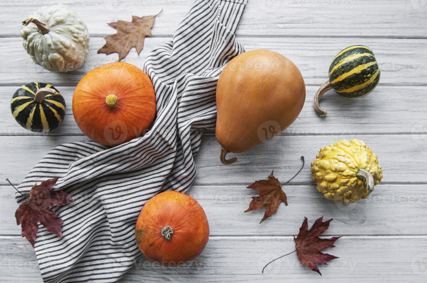 composizione autunnale, accogliente stagione autunnale, zucche e foglie foto